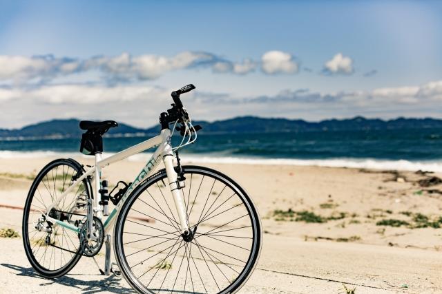 砂浜のロードバイクの画像（画像はサンプルです）