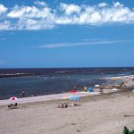 【2019年】新潟県の綺麗な海「郷本海水浴場」情報！水質や営業時間は？